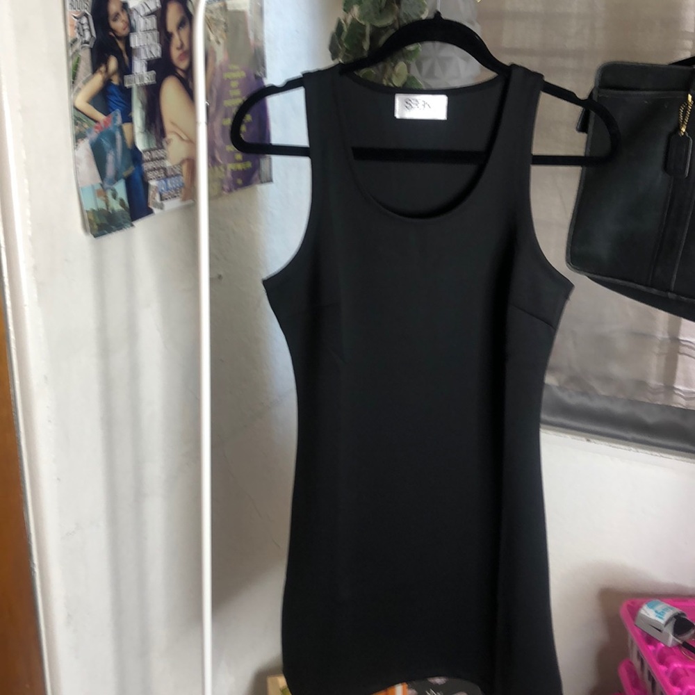 🖤🍷❄️
SEEK the label black shift dress- perfect LBD